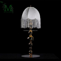 Lampe à pampilles en tissu blanc vintage avec support en métal brillant pour la décoration de table de banquet de mariage