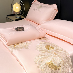 2025 colección <span class=keywords><strong>de</strong></span> verano seda hielo Rosa bordado flor rosa dorada 4 Uds juego <span class=keywords><strong>de</strong></span> sábanas Floral planta sólida para el hogar boda Hotel - Product Image 2