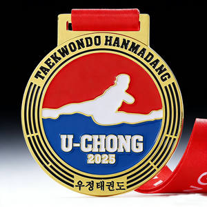 <span class=keywords><strong>El</strong></span> Taekwondo Está Hecho <span class=keywords><strong>de</strong></span> Material Metálico Dorado. Tiene una forma redonda y sus bordes están decorados con múltiples círculos concéntricos. - Product Image 1