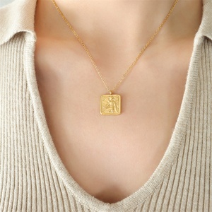 Nouvelle tendance : Collier carré en acier inoxydable plaqué or avec pendentif ange pour soirée - Product Image 3