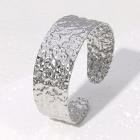 Manchette pour femme en acier inoxydable et acier au titane pour bracelet Design de mode avec large bande d'ouverture à texture de marteau irrégulière