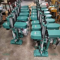 Machine de capsulage semi-automatique pour bouteilles en verre, adaptée aux lignes de production de boissons gazeuses, de bière et d'eau.