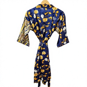 Elegante Bata de Seda Floral para Mujer, Manga Corta, Cuello Mandarín, Largo Completo, Estampado Satinado, Ropa de Dormir para Primavera - Product Image 1