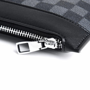 メンズ 大容量 カジュアル クラッチバッグ 古典的チェック柄 エンベロープ型 ジッパー開閉 おしゃれなPUレザーとポリエステル裏地 - Product Image 4