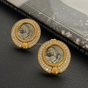 Elegantes Pendientes de Plata 925 con Baño de Oro de 18K y Moissanita con Relieve de León para Mujer, Accesorios Clásicos Vintage con Preservación del Color - Product Image 1