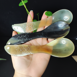 Cuillère en corne de buffle naturelle, fabriquée à la main et polie, parfaite pour servir des épices, des condiments ou pour une utilisation décorative sur la table, de haute qualité - Product Image 1