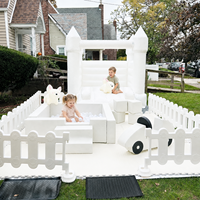 Ensemble complet de décoration pour fête d'anniversaire d'enfants, aire de jeux gonflable avec château gonflable blanc, piscine à balles et voiture à enfourcher pour location événementielle