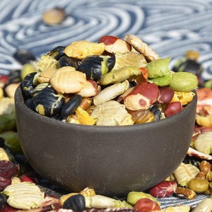 Snack dal sapore originale sano e di tendenza prodotto a base di cereali grossolani cotti facili estruso di cereali misti e fiocchi di fagioli essiccati appiattiti - Product Image 3