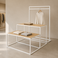 Tables de présentation de vêtements pour la vente au détail avec cadres métalliques ouverts pour pulls pliés, chemises et accessoires de mode