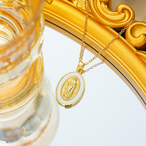 Collana Classica e Trendy Placcata Oro e Argento con Pendente Ovale della Vergine Maria in Acciaio al Titanio per Donne e Ragazze - Product Image 3