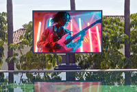 Téléviseur LED d'extérieur haut de gamme pour piscine, étanche IP66, résolution 4K, lisible en plein soleil, 4500-10000 Nits, couleur intégrale, pour l'élégance