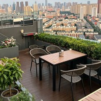 Tables, chaises et canapés en métal pour l'extérieur, ensembles de meubles de restaurant pour patios, cours, jardins, terrasses, restaurants en bord de mer, cafés