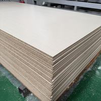 Fabrika Üretimli Özel E1 Ekolojik Düşük Formaldehitli Yonga Levha 18mm Neme Dayanıklı 1220*2440mm Melamin Kaplı Modern