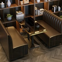 Ensemble de canapés banquette haut de gamme en cuir vert foncé avec garniture dorée et table à manger noire brillante pour hôtel moderne, cuisine, bar, salon