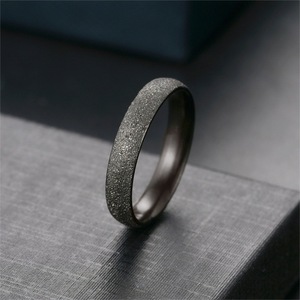 트렌디한 스타일의 2/4/6MM 스테인리스 스틸 무광 와이드 얇은 약혼 반지 세트 (여성용, 남성용) 로즈 골드 & 실버 웨딩 밴드 - Product Image 4