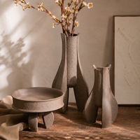 Collection de vases et plateaux décoratifs en céramique moderne avec base sculpturale géométrique pour la décoration intérieure
