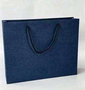 Sac de shopping en papier bleu marine imprimé sur mesure avec poignée en corde, emballage cadeau en carton pour la vente au détail et les supermarchés - Product Image 1