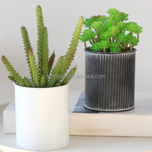 Vaso per Fiori in Metallo Zincato Ondulato Vintage Nero Sbiancato, Fioriera Cilindrica in Ferro Nervato - Product Image 2