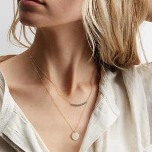 Colar com Pingente Curvo de Pérola Facetada em Aço Inoxidável Banhado a Ouro para Estilo Minimalista Diário - Product Image 3