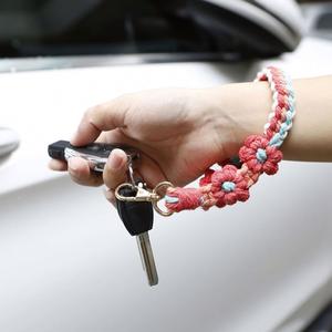 Porte-clés lanière de poignet à fleurs pour porte-clés Bracelet tissé Soft Boho Macrame Handmade Let Keychain - Product Image 5