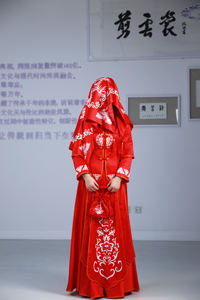 <span class=keywords><strong>Tenue</strong></span> de mariage haute couture avec motifs de découpe de papier du patrimoine culturel immatériel chinois pour la mariée et le marié - Product Image 2