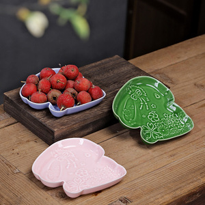 Plato de cerámica estilo chino con forma de conejo, forma irregular, porcelana hecha a mano para servir bocadillos de té en bodas. - Product Image 4