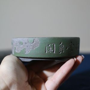 Maceta de Arcilla Morada Hecha a Mano con Piedra Taihu, Maceta Zen para Bonsái con Musgo, Maceta Miniatura de Escritorio, Zhang Kelei - Product Image 2