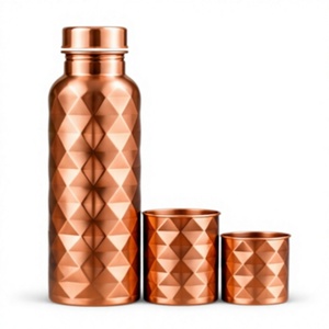 Ensemble Bouteille d'Eau en Cuivre Royal Prism et 2 Tasses, Flasque à Motif Diamant Martelé avec Couvercle, 3 Pièces - Product Image 1