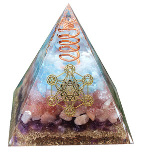 Pyramide en résine époxy, décoration artisanale pour la maison, avec bobine en cuivre et motif du cube de Metatron - Product Image 5