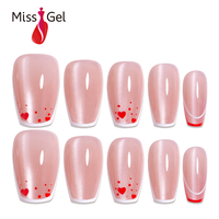Faux ongles magnétiques rose poudré effet œil de chat, forme cercueil effilée, longueur moyenne, avec French blanc et cœur rouge, 32 pièces, couverture complète