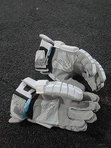 Gants <span class=keywords><strong>de</strong></span> lacrosse <span class=keywords><strong>de</strong></span> qualité supérieure avec personnalisation <span class=keywords><strong>de</strong></span> la couleur, du design, du logo, du matériau, selon les exigences <span class=keywords><strong>de</strong></span> qualité et <span class=keywords><strong>de</strong></span> quantité - Product Image 6
