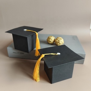 Caja <span class=keywords><strong>de</strong></span> regalo <span class=keywords><strong>con</strong></span> forma <span class=keywords><strong>de</strong></span> gorra Trencher adecuada para la temporada <span class=keywords><strong>de</strong></span> graduación caja <span class=keywords><strong>de</strong></span> <span class=keywords><strong>dulces</strong></span> <span class=keywords><strong>de</strong></span> boda <span class=keywords><strong>con</strong></span> borlas - Product Image 1