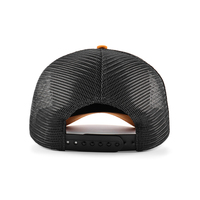 Casquettes de camionneur unisexes OEM personnalisées haute performance à 5 panneaux, de qualité supérieure, avec visière incurvée unie, logo brodé en 3D, en maille et à fermeture snapback en daim