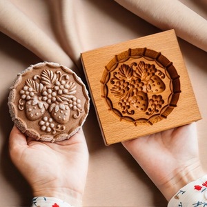 Molde cortador de galletas de madera de haya con diseño floral de castillo, panal de miel y avellanas, y cesta de frutas - Product Image 3