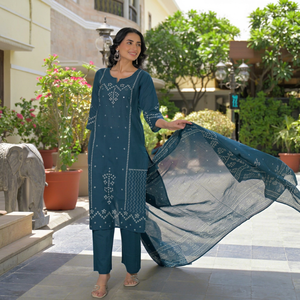 Ensemble Kurta traditionnel indien pour femmes en coton vert sarcelle à imprimé Bandhani, séchage rapide, avec dupatta, coupe régulière, longueur genou, tenue décontractée - Product Image 1