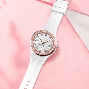 Montre à quartz unisexe de luxe tendance 2024, alliage serti de diamants, étanche, cadran à aiguilles, logo personnalisé, bracelet en caoutchouc - Product Image 3