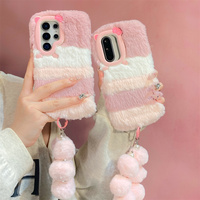 Étui de téléphone en peluche doux et mignon aux couleurs pastel avec blocs de couleur pour Galaxy S26 Ultra S25 A56, avec lanière de poignet en pompon moelleux et coque de protection pliable