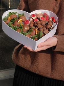 Arrangement floral sucré en forme de lettre « Je t'aime » dans une boîte en papier pour la Saint-Valentin - Product Image 6