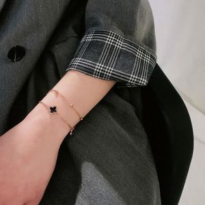 กำไลข้อมือรูปโคลเวอร์เรียบง่าย ทำจากสแตนเลสสตีล 18K สำหรับเด็กผู้หญิง สีดำ  สร้อยข้อมือสำหรับผู้หญิง - Product Image 2