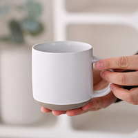 Tasse à thé en céramique personnalisée avec blocs de couleur et effet moucheté, logo imprimé sur mesure, idéale comme cadeau promotionnel de Noël