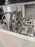 Sierra de corte CNC para esquinas de ventanas con control neumático para procesamiento de conectores de PVC/aluminio de alta precisión