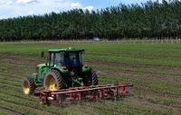 Tracteur agricole 100 CV 12F+12R avec boîte de vitesses shuttle, cabine climatisée, trois sorties hydrauliques, prise de force 540/760 tr/min