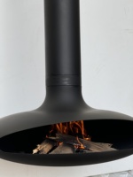 Cheminée suspendue d'intérieur moderne en acier au carbone de style italien personnalisée, peinte en noir résistant à la chaleur, pour brûler du bois