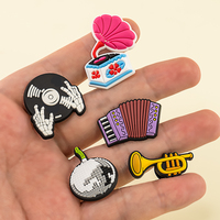 Nouveauté 2025 : Breloques de chaussures sur le thème de la musique, en PVC 2D, personnalisées, avec motifs Guitare rose, Piano, Disque vinyle, Alien, Casque audio et tête de chat, pour baskets
