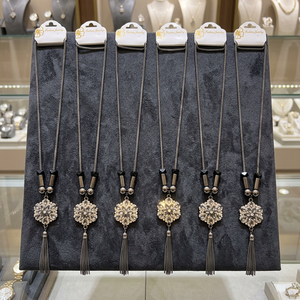 Collier PingBling en alliage de zinc noir avec pendentif floral, zircon et imitation perle, style Mangalsutra, longue chaîne avec détail pompon, élégant, indien - Product Image 3