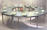 Table de réception moderne de luxe en acier inoxydable en forme de lune avec pieds dorés à bulles et plateau blanc brillant pour hôtels et événements