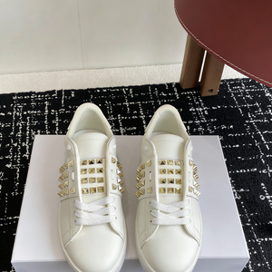 Chaussures blanches à semelle épaisse en cuir véritable pour femmes, style décontracté et sportif, avec rivets, couleur blanc laiteux, Valentinos. - Product Image 6