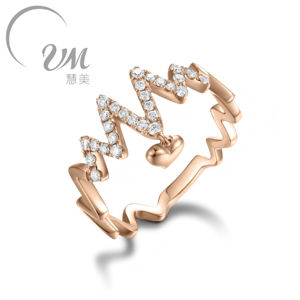 CHIC Series 18K Oro en forma de V Anillo diseñado en corazón Diamante tachonado Unisex Regalo del Día de la madre - Product Image 1