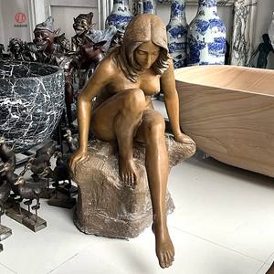 Vente en gros de décoration intérieure extérieure artisanale en métal personnalisée statue de femme blonde en bronze grandeur nature sculpture de femme nue assise - Product Image 2