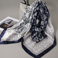 Foulards carrés en satin de soie polyester pour femmes, avec logo personnalisé du fabricant et impression numérique